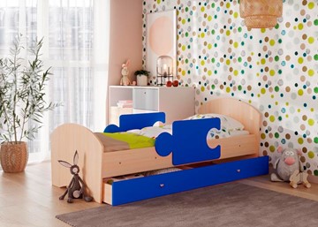 Детская кровать с бортиками и ящиком Мозайка, корпус Млечный дуб/фасад Синий (щиты) в Пскове