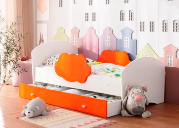 Детская кровать с бортиками Тучка с ящиком, корпус Белый, фасад Оранжевый в Пскове