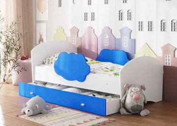 Детская кровать с бортиками Тучка с ящиком, корпус Белый, фасад Синий в Пскове