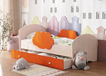 Детская кровать с бортиками Тучка с ящиком, корпус Дуб млечный, фасад Оранжевый в Пскове