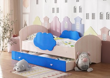 Детская кровать с бортиками Тучка с ящиком, корпус Дуб млечный, фасад Синий в Пскове