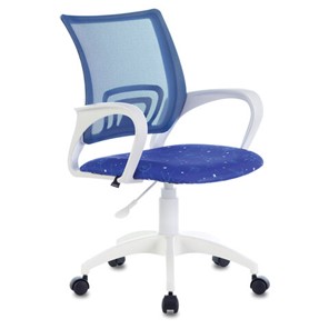 Компьютерное кресло Brabix Fly MG-396W (с подлокотниками, пластик белый, сетка, темно-синее с рисунком "Space") 532405 в Пскове